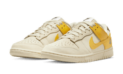 Kup oryginalne Dunk Low Banana DR5487-100 - widok z drugiego boku - Sneakersy