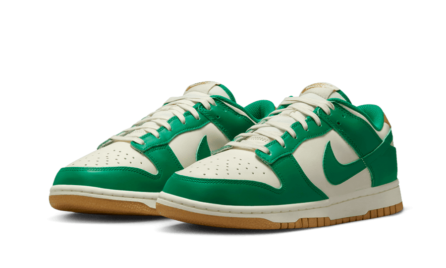 Kup oryginalne Dunk Low Malachite University Gold FB7173-131 - widok z drugiego boku - Sneakersy
