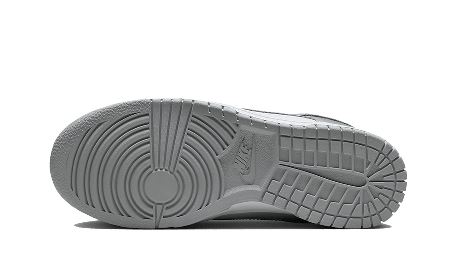 Buty Nike Dunk Low Metallic Silver - widok z przodu - Rozmiary EU