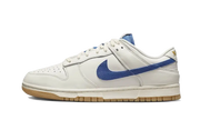 Nike Dunk Low SE Sail Dark Marina Blue biały-niebieski - widok główny z boku | Saturaise.com