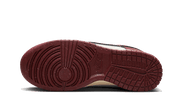 Buty Nike Dunk Low SE Sail Team Red - widok z przodu - Rozmiary EU