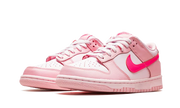 Kup oryginalne Dunk Low Triple Pink (Barbie) DH9765-600 - widok z drugiego boku - Sneakersy