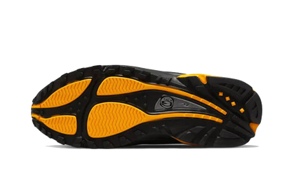 Buty Nike NOCTA Hot Step Air Terra Black University Gold - widok z przodu - Rozmiary EU
