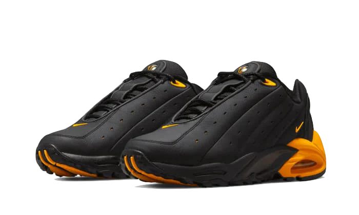 Kup oryginalne NOCTA Hot Step Air Terra Black University Gold - widok z drugiego boku - Sneakersy