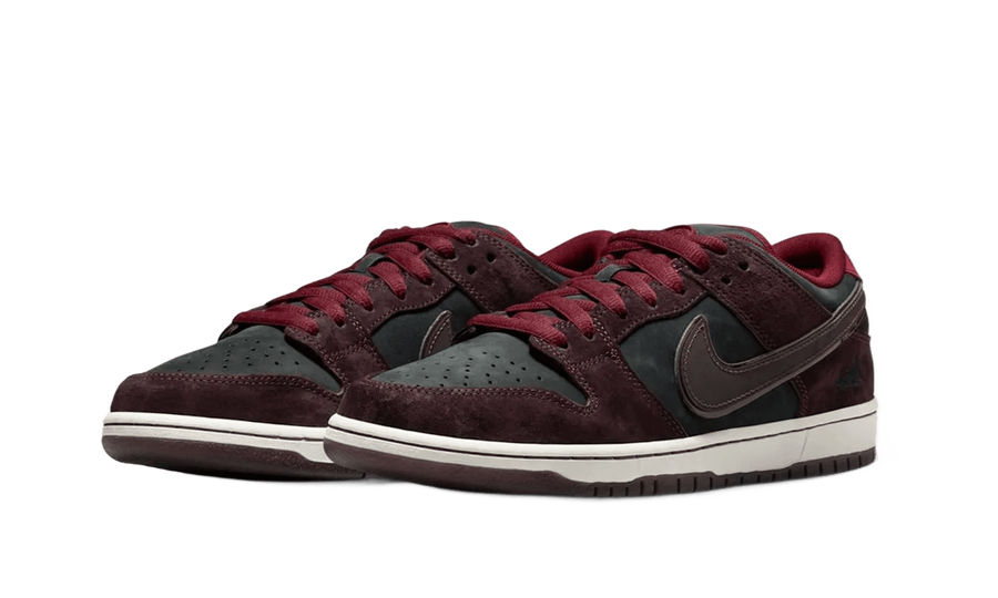 Kup oryginalne Riot Skateshop x Nike SB Dunk Low "Mahogany" FZ1289-200 - widok z drugiego boku - Sneakersy