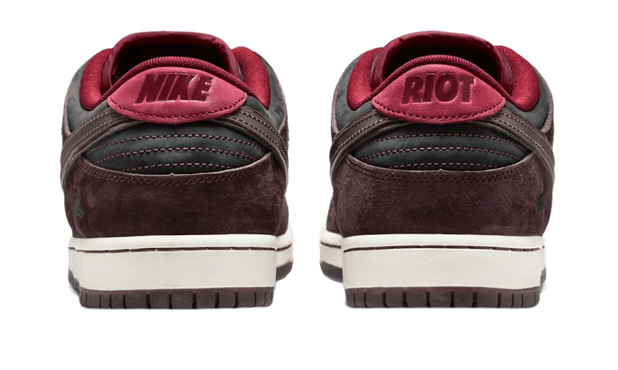 100% Oryginalne Riot Skateshop x Nike SB Dunk Low "Mahogany" - widok z tyłu - 720.00 PLN