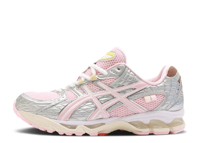 Asics Asics Gel-Nimbus 10.1 Vandy The Pink x atmos Banana Split Strawberry czerwony-różowy - widok główny z boku | Saturaise.