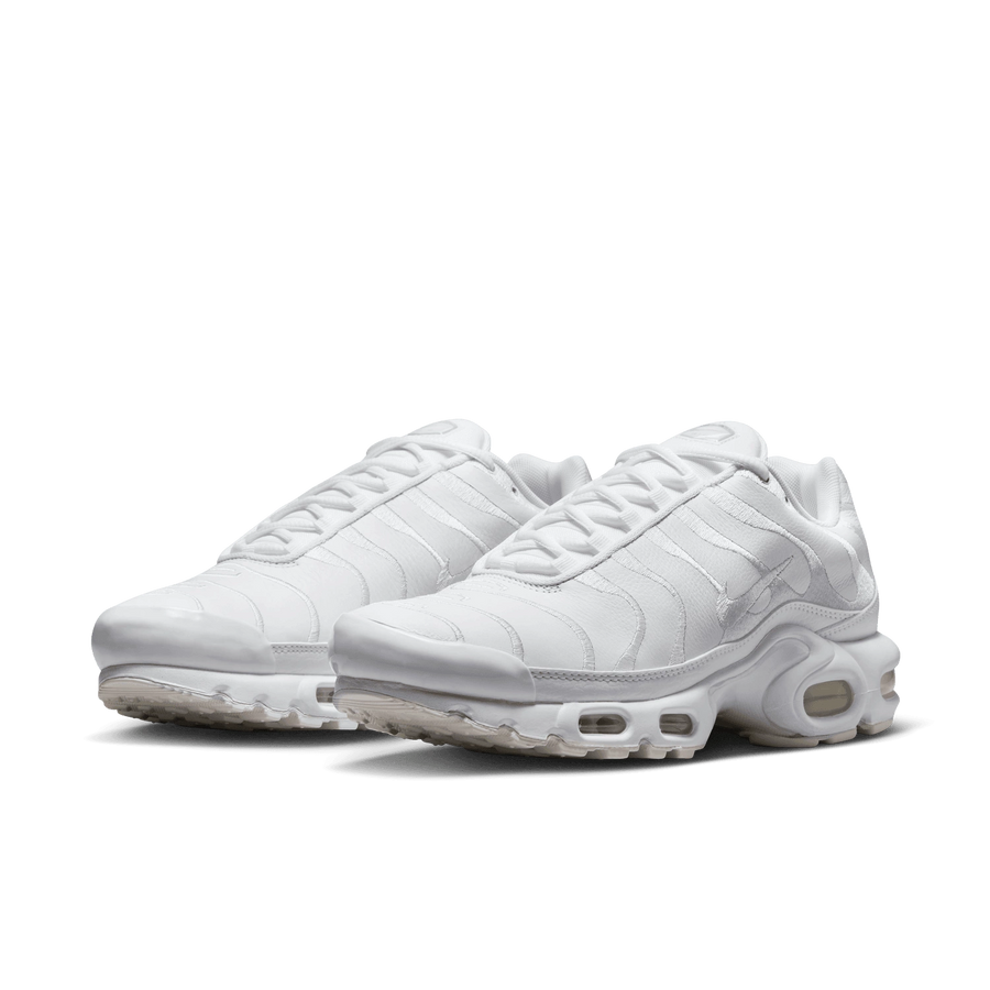 Kup oryginalne Air Max Plus Triple White AJ2029-100 - widok z drugiego boku - Sneakersy
