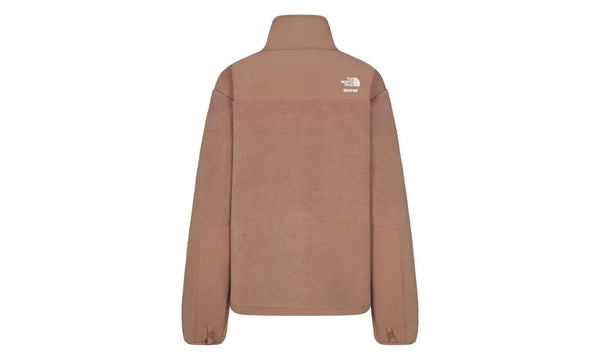 SKIMS x TNF 1995 Retro Denali Fleece Jacket Sienna - SKIMS x TNF 1995 Retro Denali Fleece Jacket Sienna - widok z drugiego boku - Premium Quality
