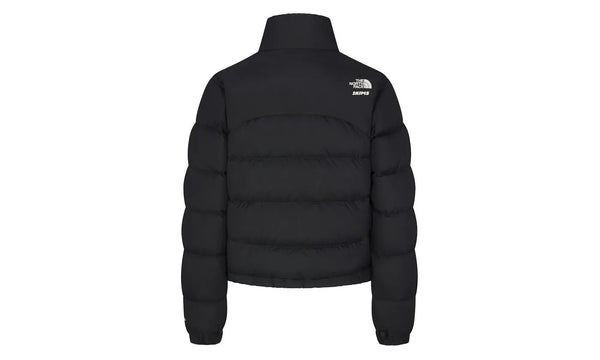 SKIMS x TNF 2000 Retro Nuptse Jacket Onyx - SKIMS x TNF 2000 Retro Nuptse Jacket Onyx - widok z drugiego boku - Premium Quality