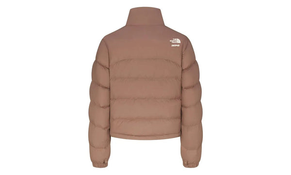 SKIMS x TNF 2000 Retro Nuptse Jacket Sienna - SKIMS x TNF 2000 Retro Nuptse Jacket Sienna - widok z drugiego boku - Premium Quality