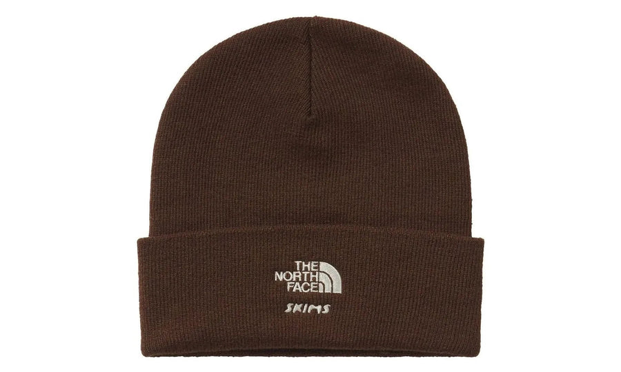 The North Face SKIMS x TNF Logo Beanie Coca - widok główny z boku - Akcesoria