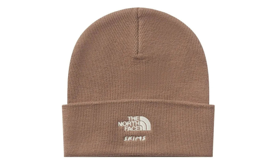 The North Face SKIMS x TNF Logo Beanie Sienna - widok główny z boku - Akcesoria