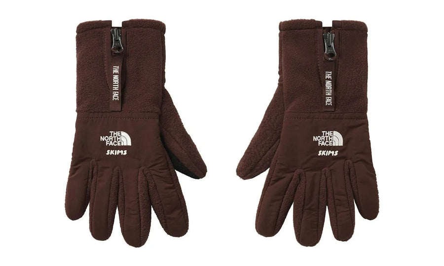 Saturaise SKIMS x TNF Retro Denali Fleece Gloves Coca brązowy - widok główny z boku | Saturaise.com
