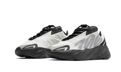 Kup oryginalne Yeezy 700 MNVN Bone - widok z drugiego boku - Sneakersy