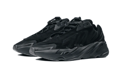 Kup oryginalne Yeezy 700 MNVN Triple Black - widok z drugiego boku - Sneakersy